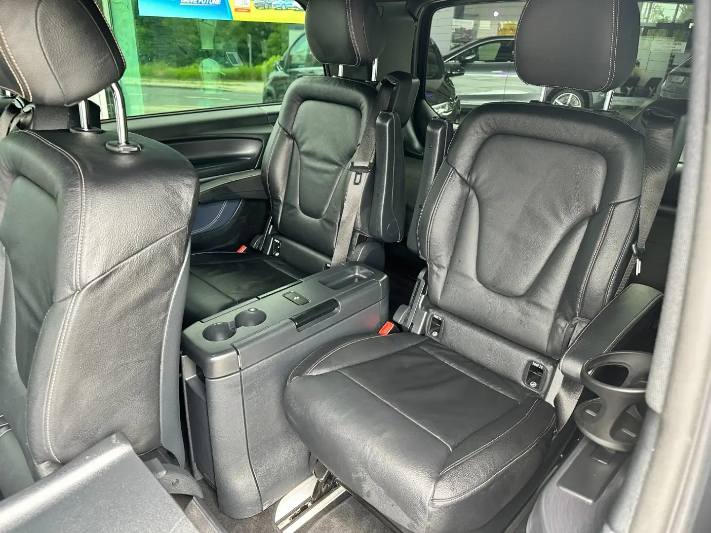 Vehicle image, number 12