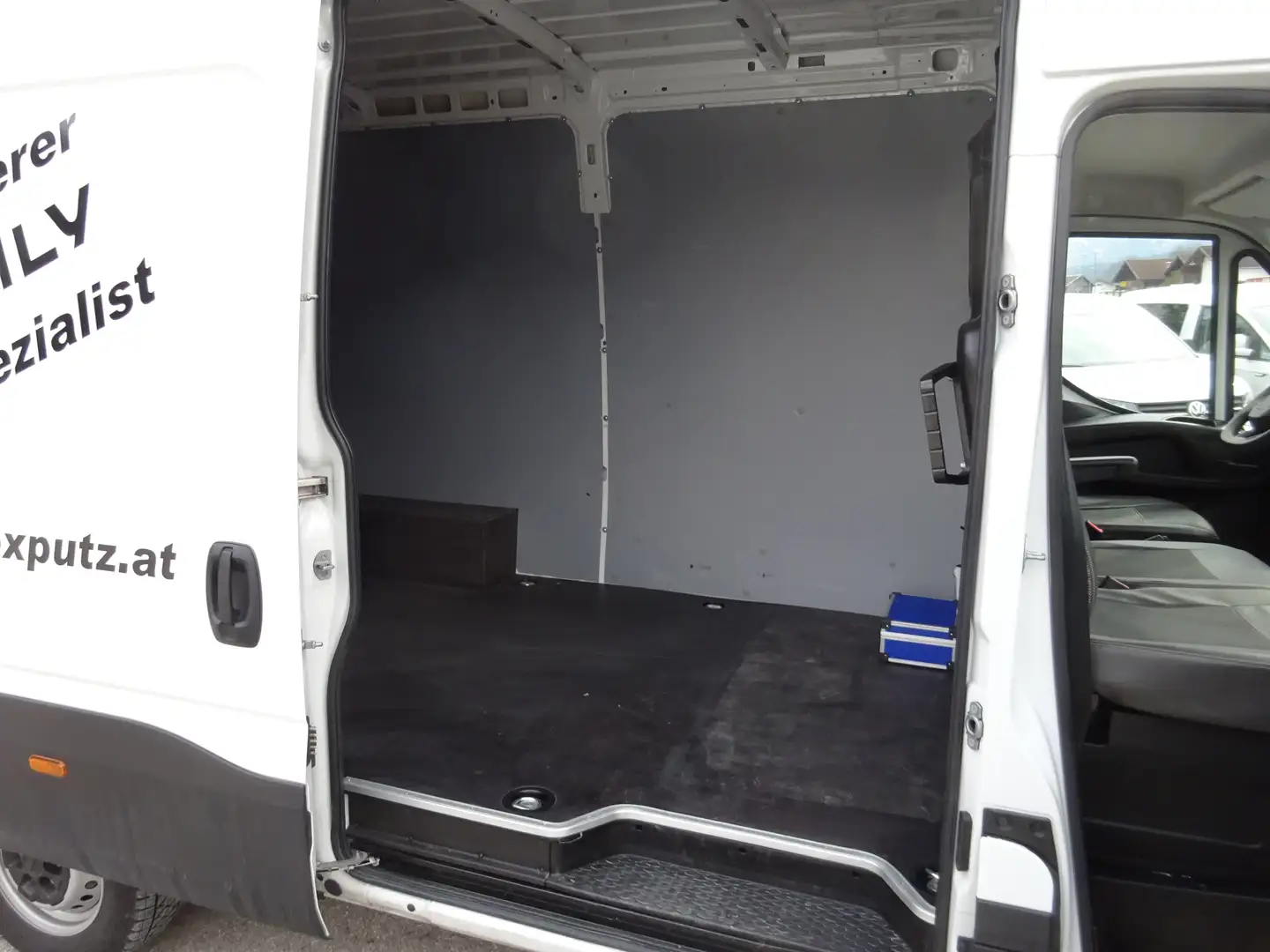 Vehicle image, number 9