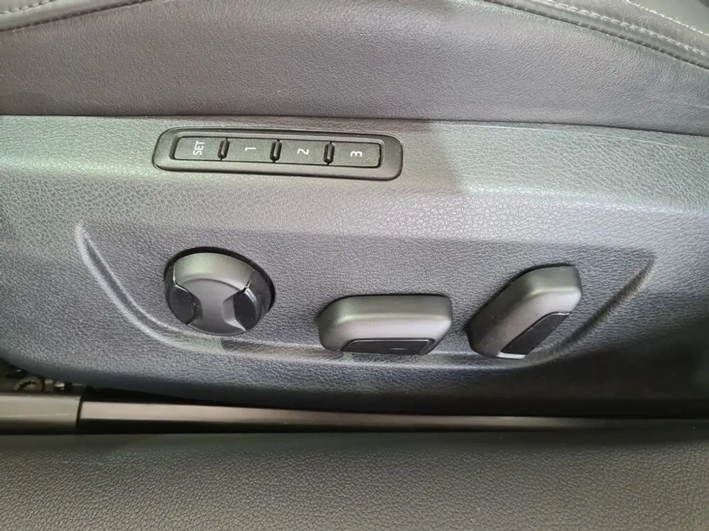 Vehicle image, number 12