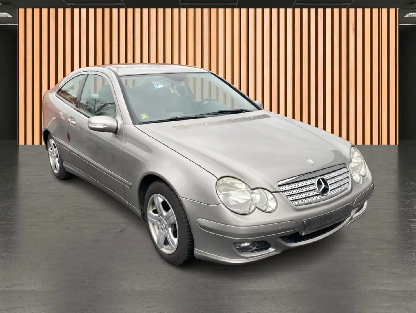 Vehicle image, number 12