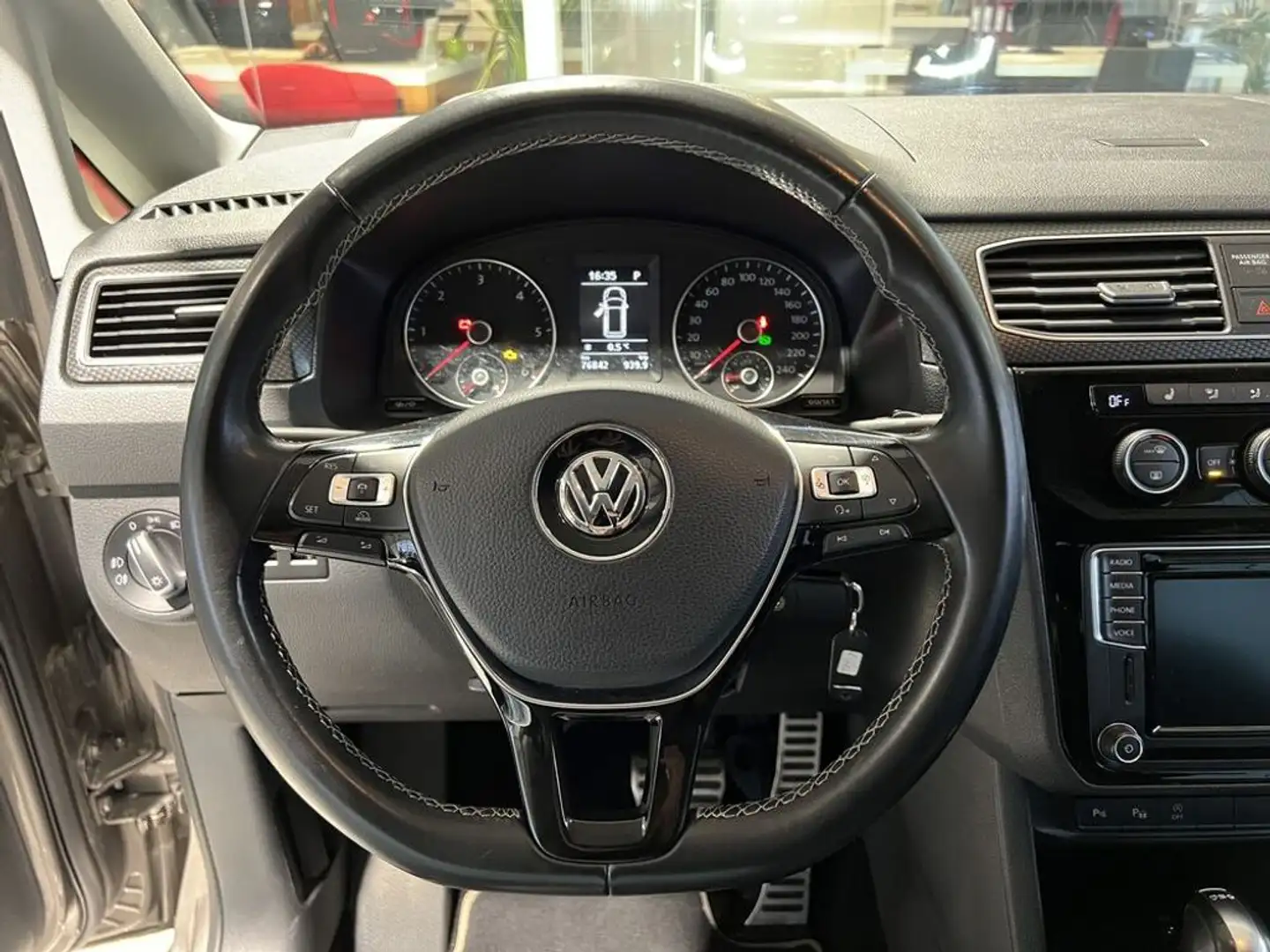 Vehicle image, number 12