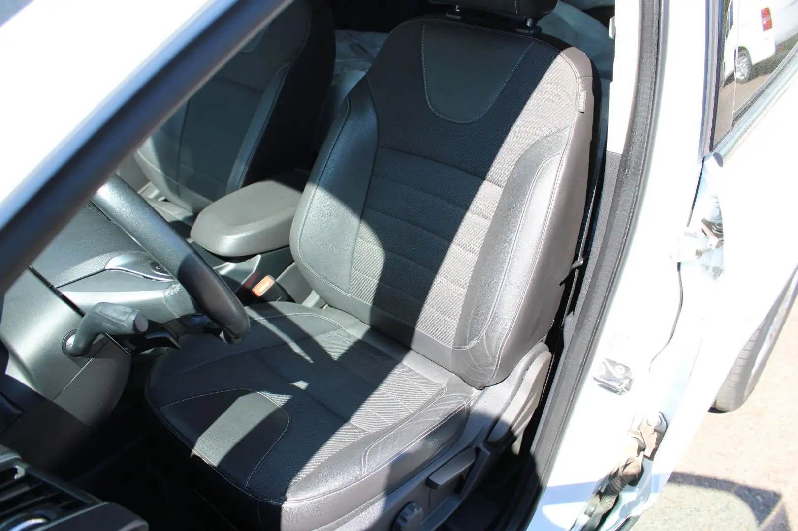 Vehicle image, number 13