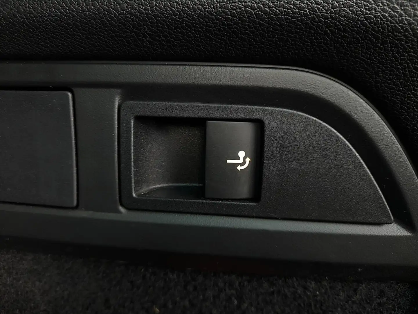 Vehicle image, number 12