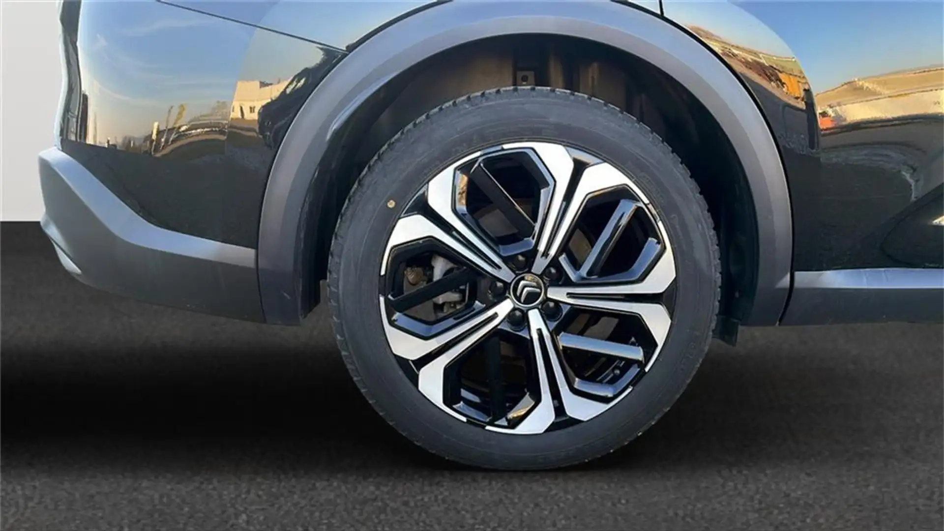 Vehicle image, number 12