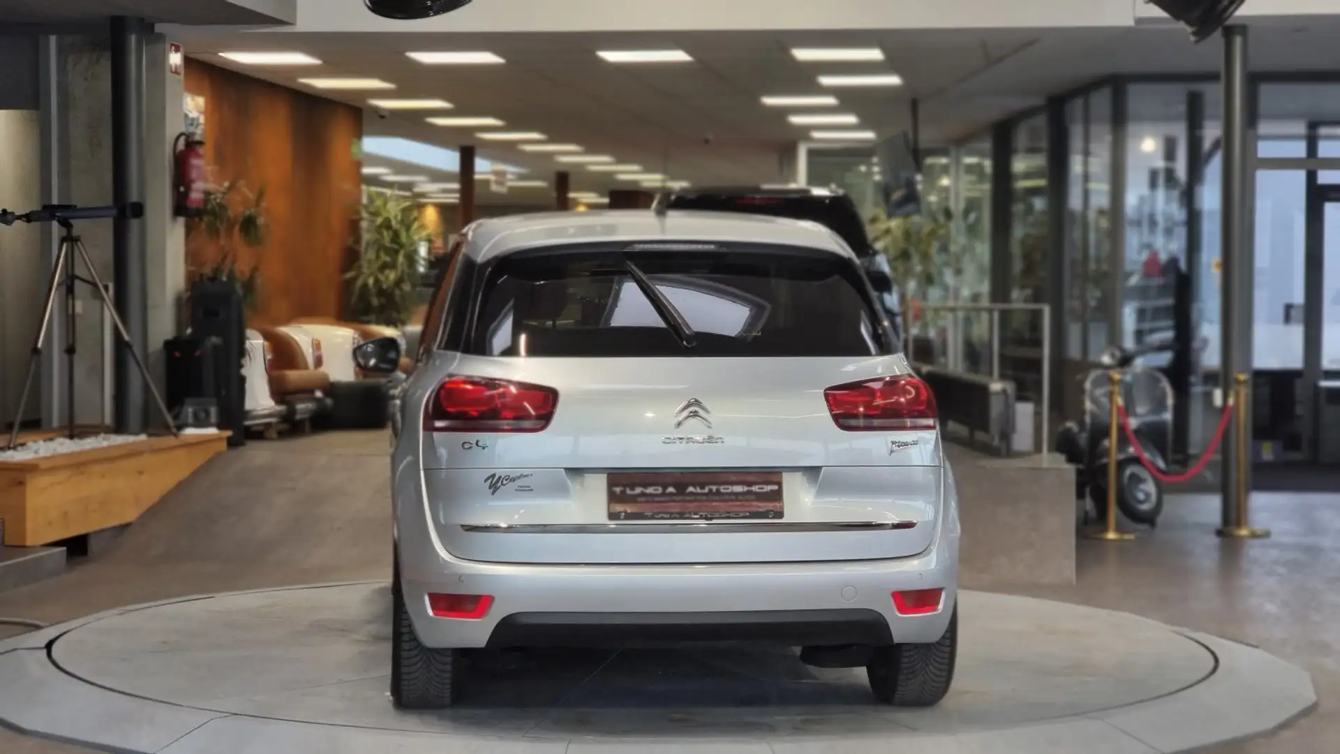 Vehicle image, number 9