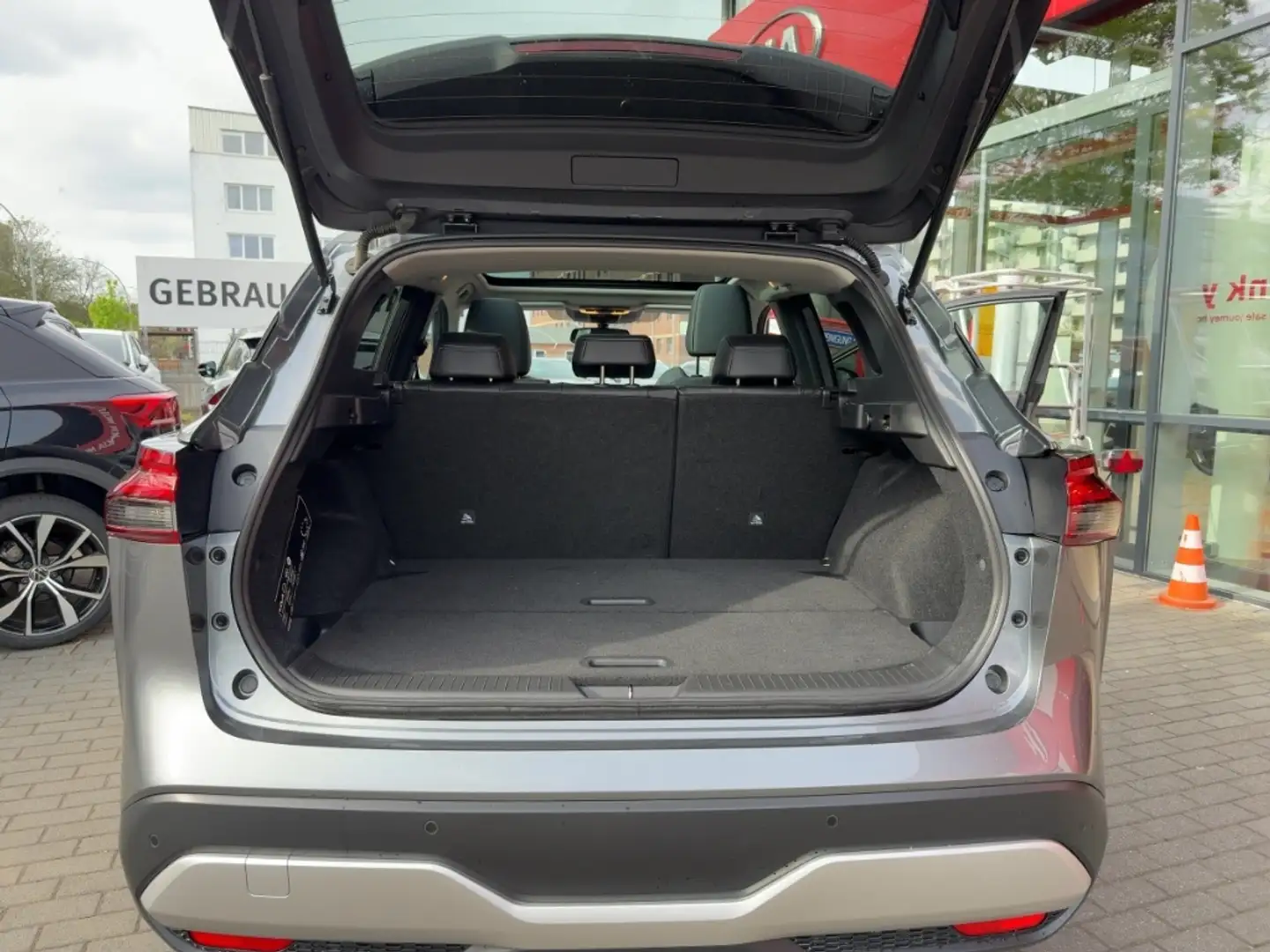 Vehicle image, number 12