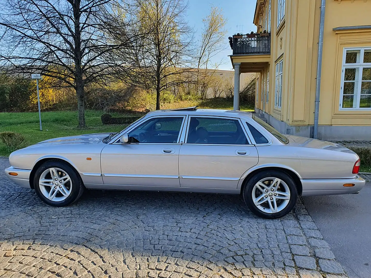 Vehicle image, number 2