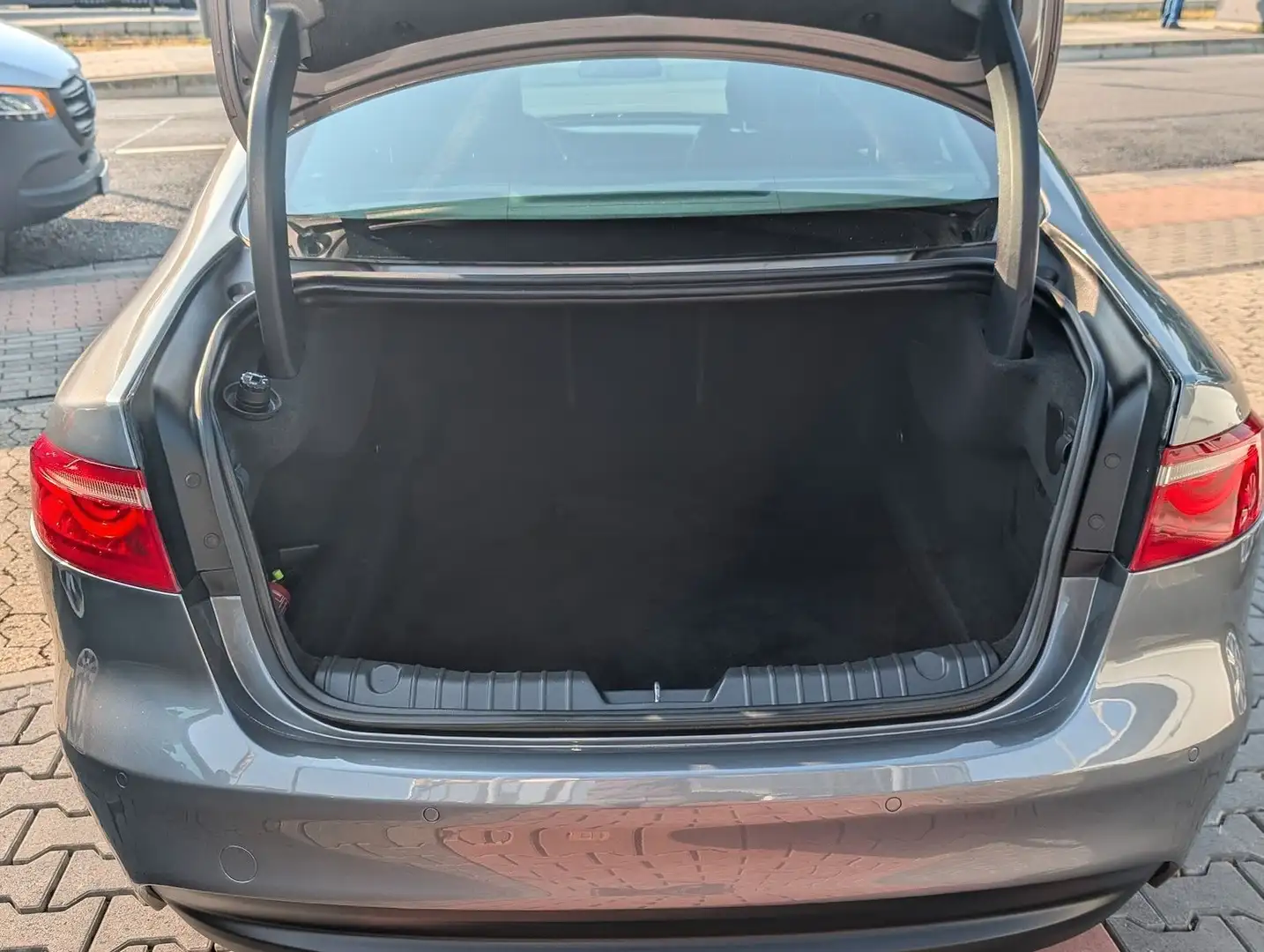 Vehicle image, number 16