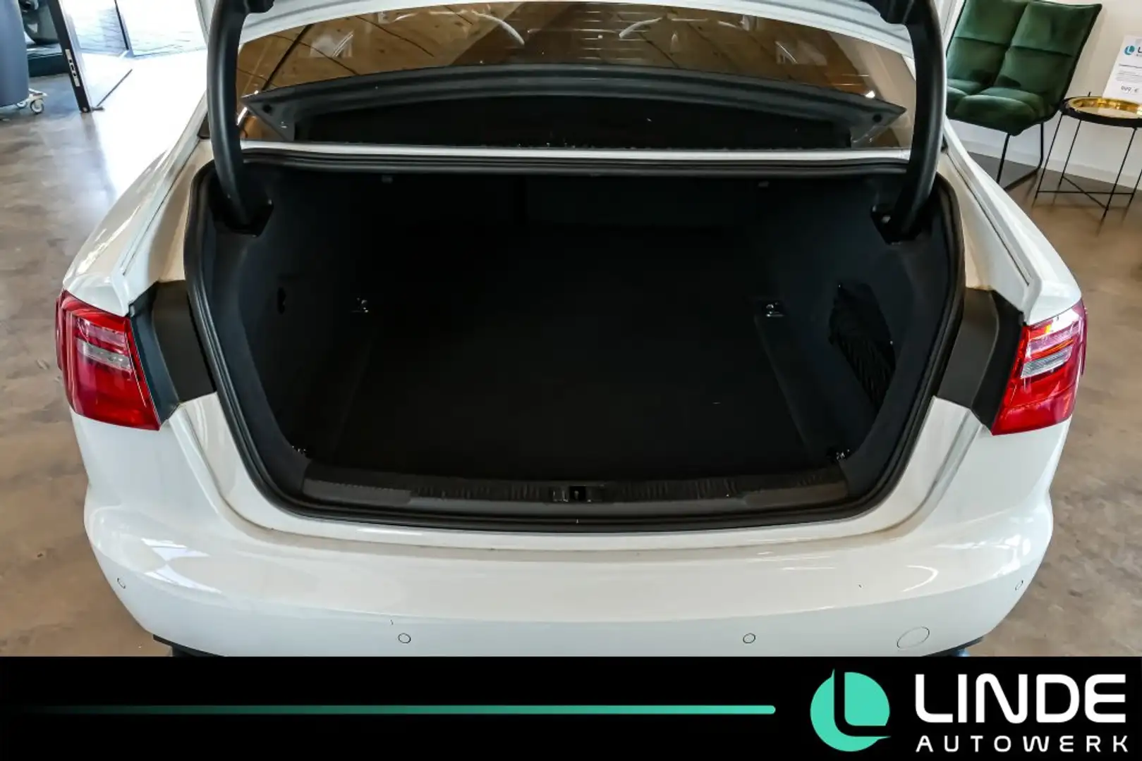 Vehicle image, number 8