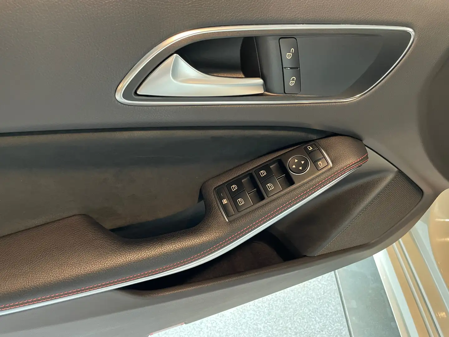Vehicle image, number 12