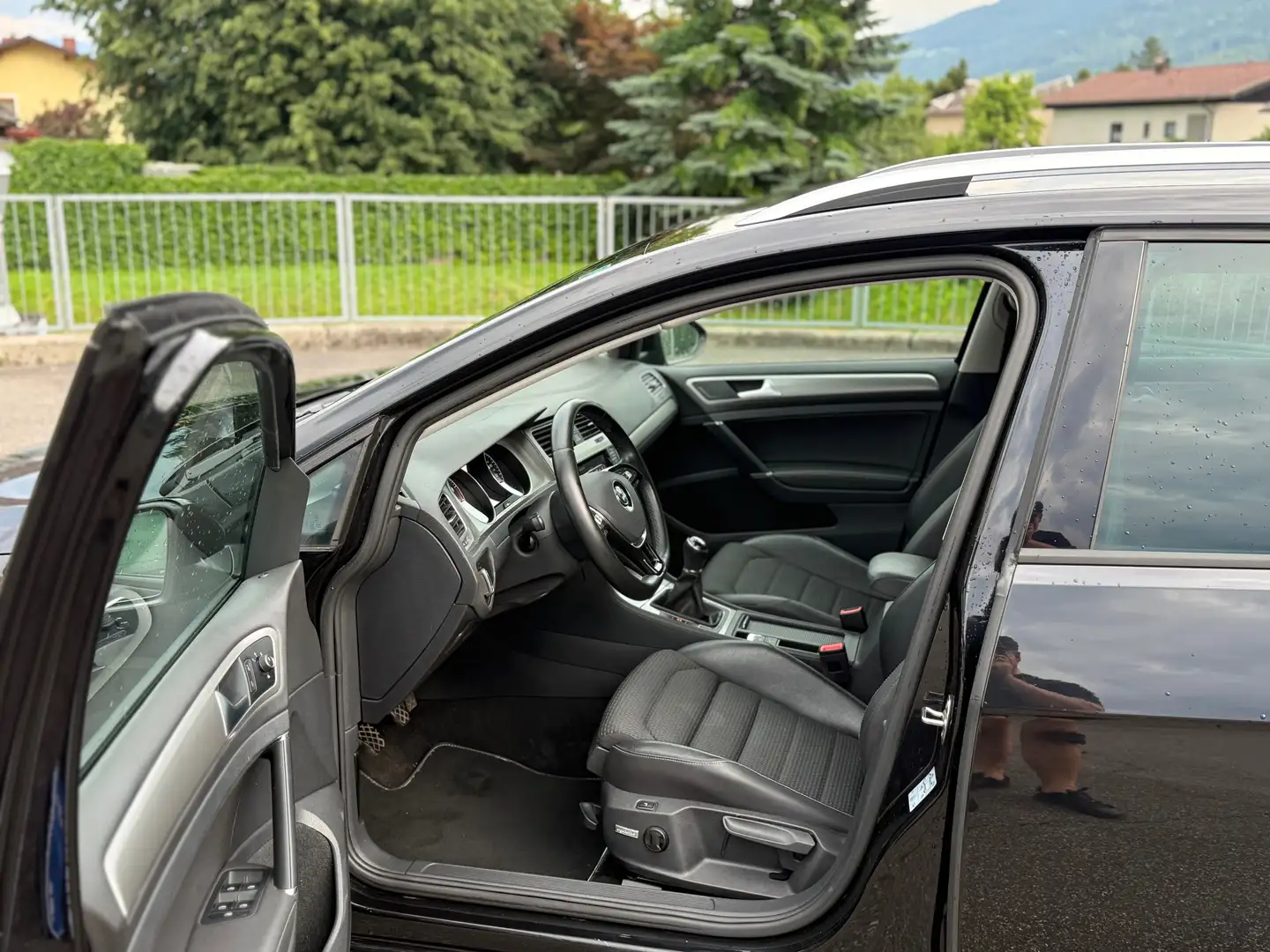 Vehicle image, number 12