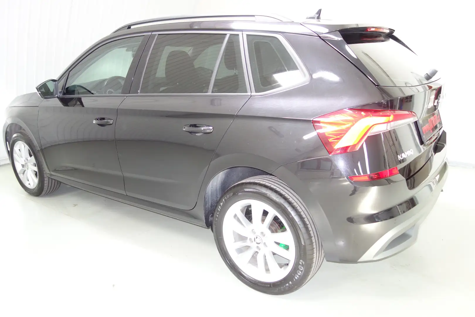 Vehicle image, number 6