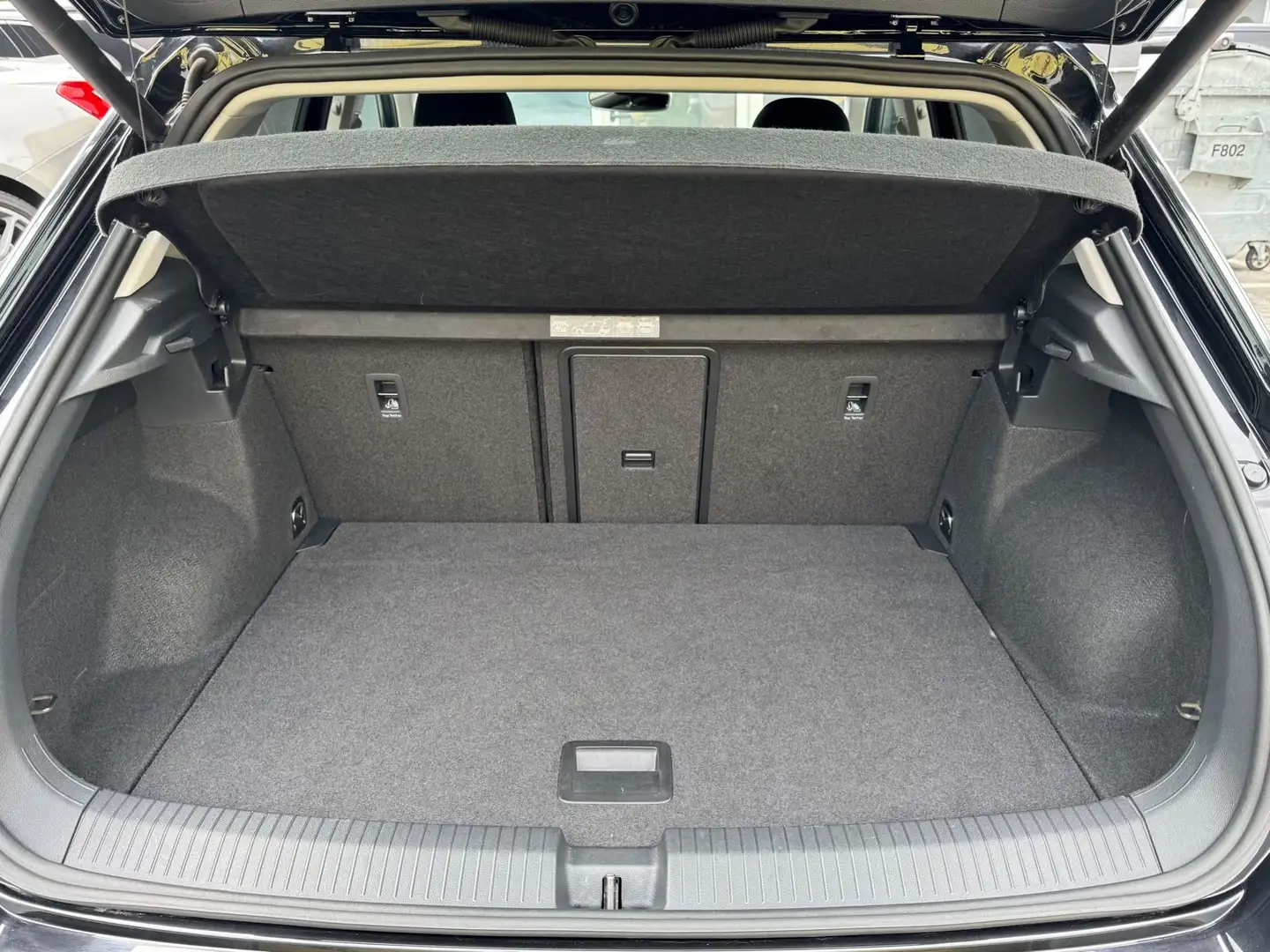 Vehicle image, number 12