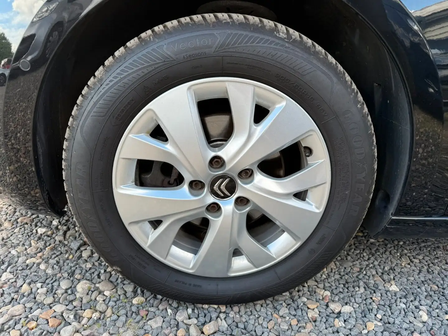 Vehicle image, number 12