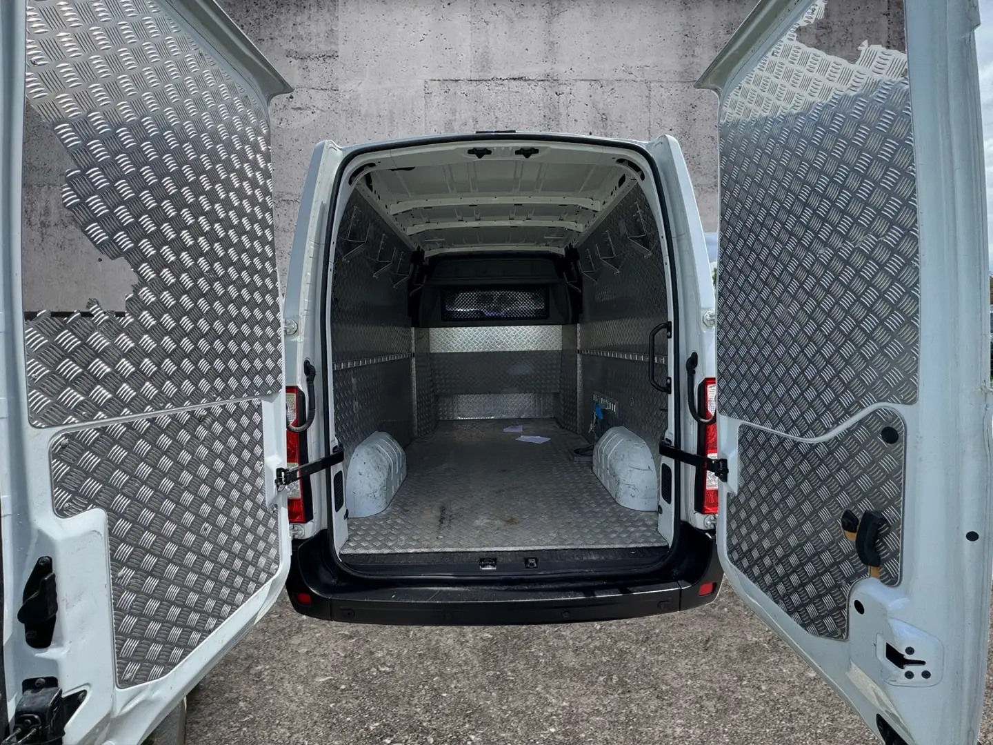 Vehicle image, number 12