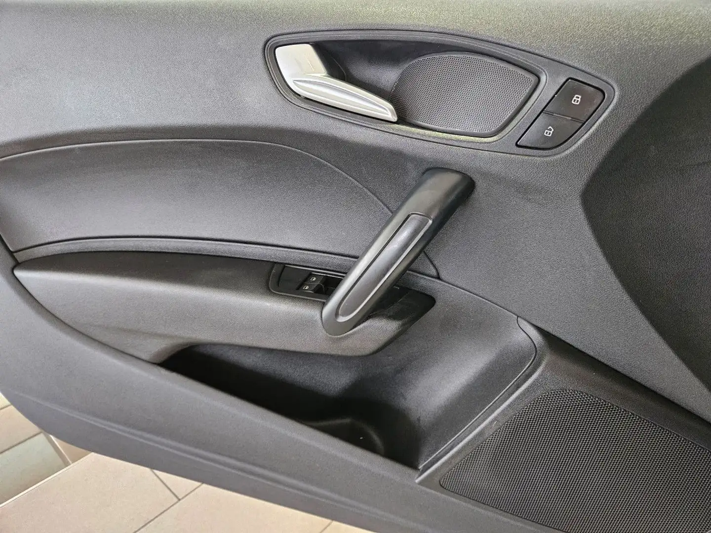 Vehicle image, number 6