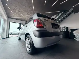 Vehicle image thumbnail, number 5