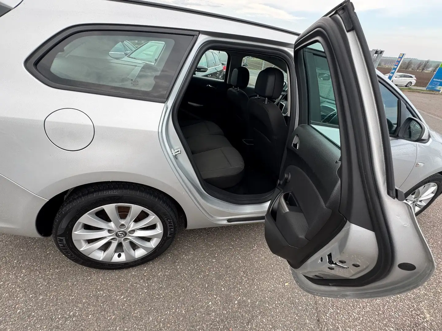 Vehicle image, number 12
