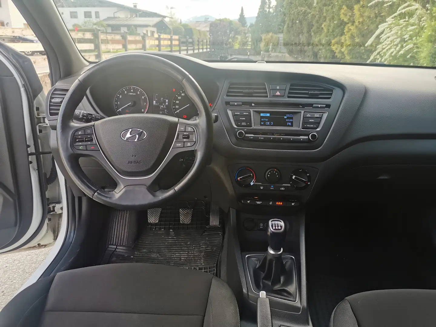 Vehicle image, number 6