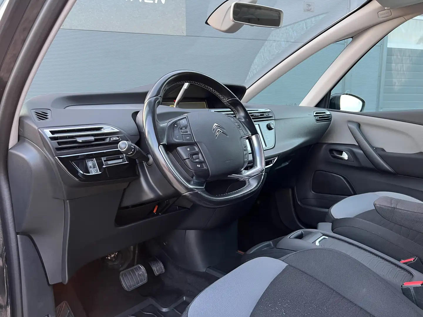Vehicle image, number 8