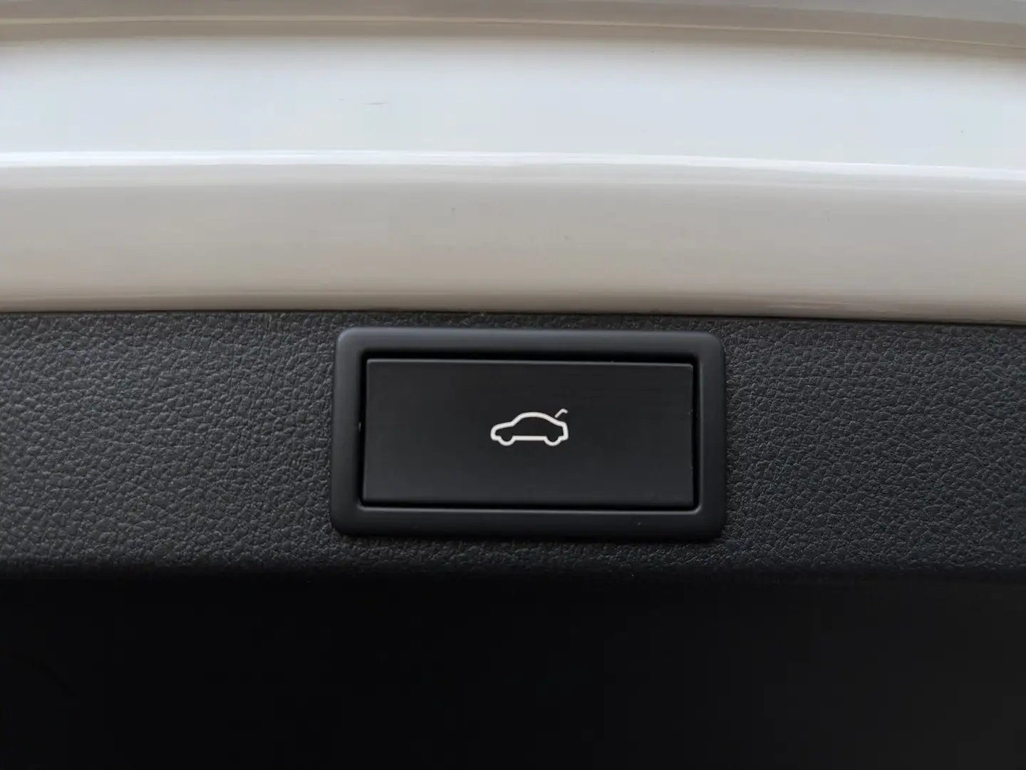 Vehicle image, number 12