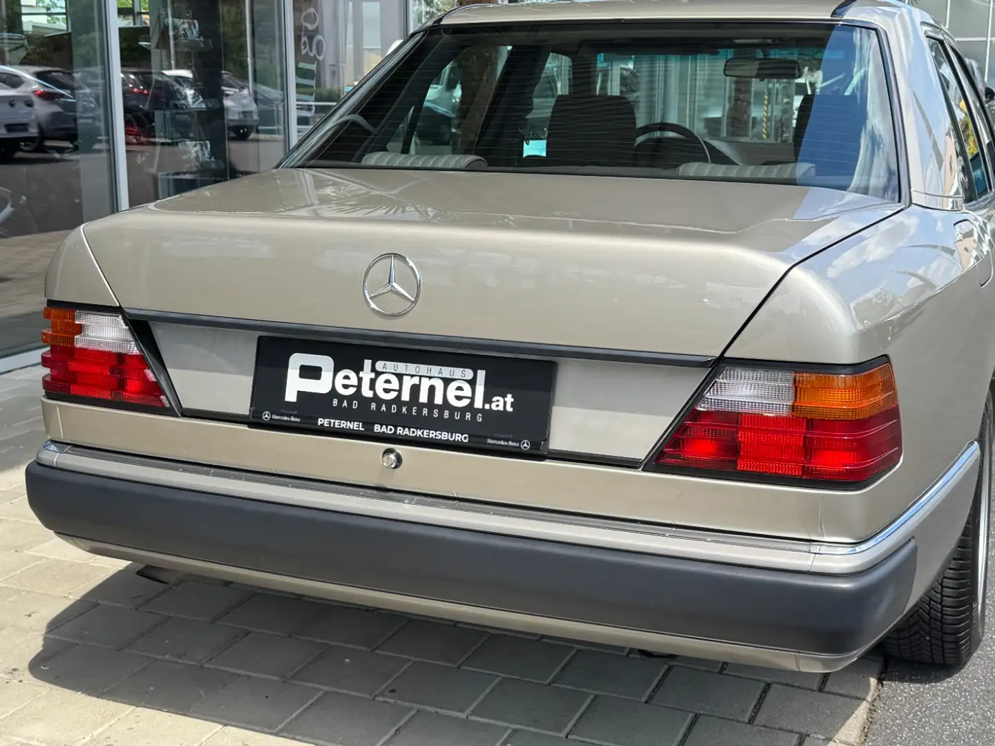Vehicle image, number 10