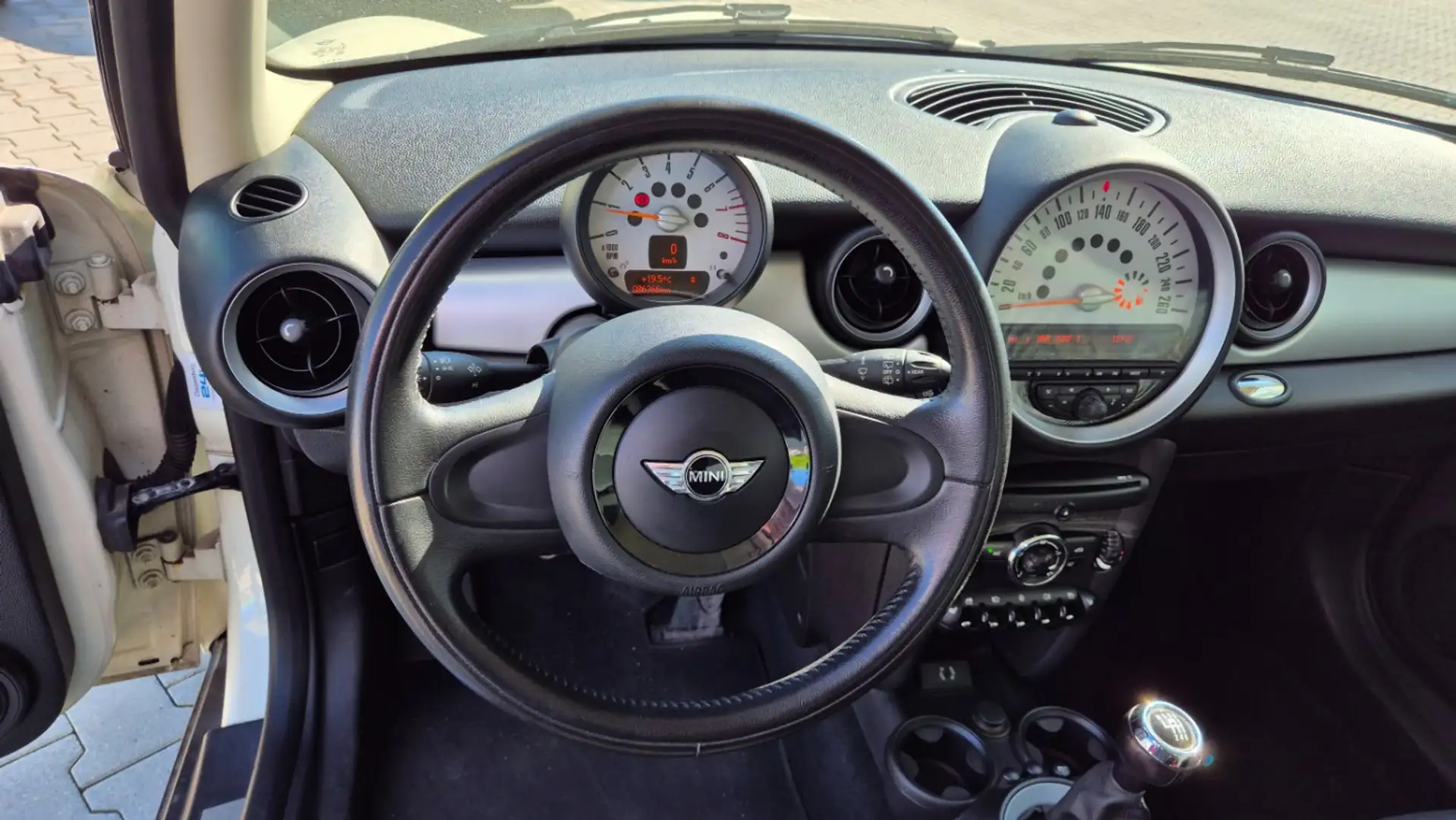 Vehicle image, number 8