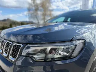 Vehicle image thumbnail, number 8