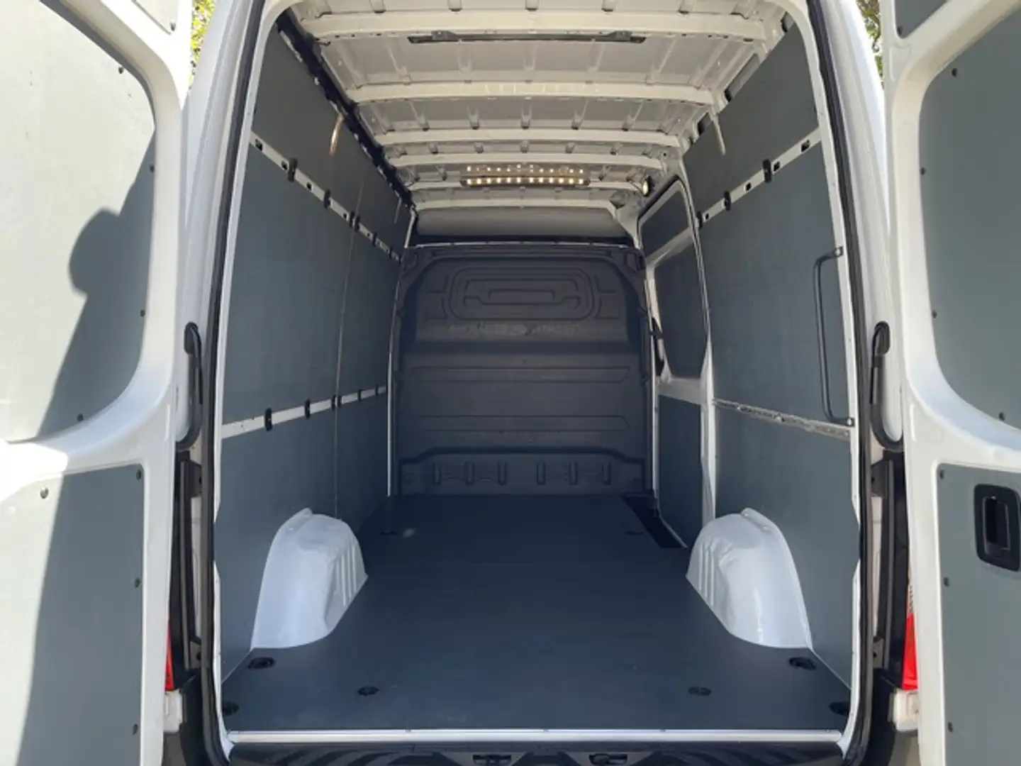 Vehicle image, number 8