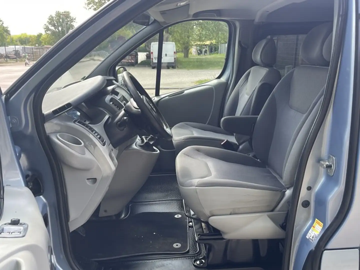Vehicle image, number 12