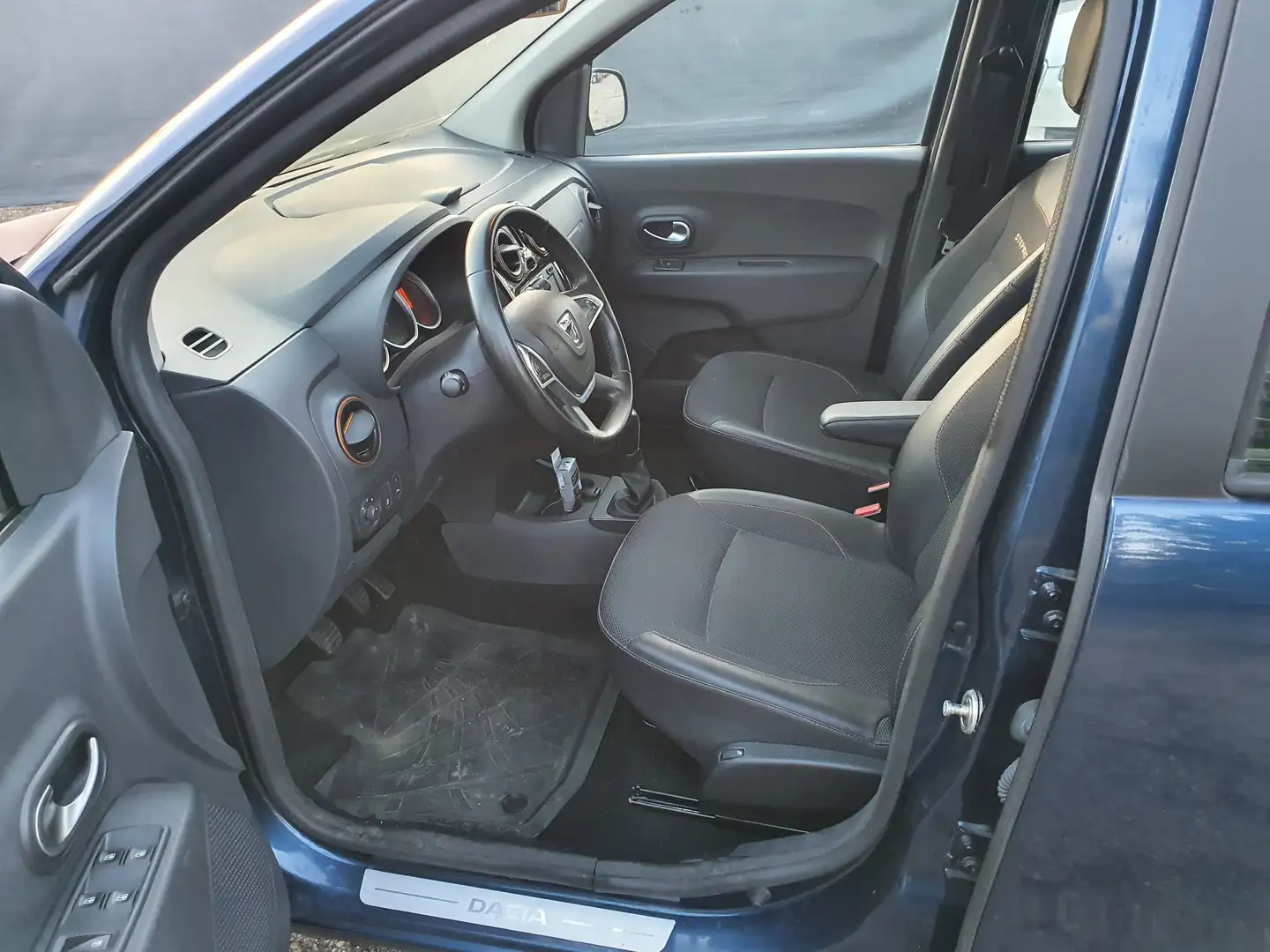 Vehicle image, number 16