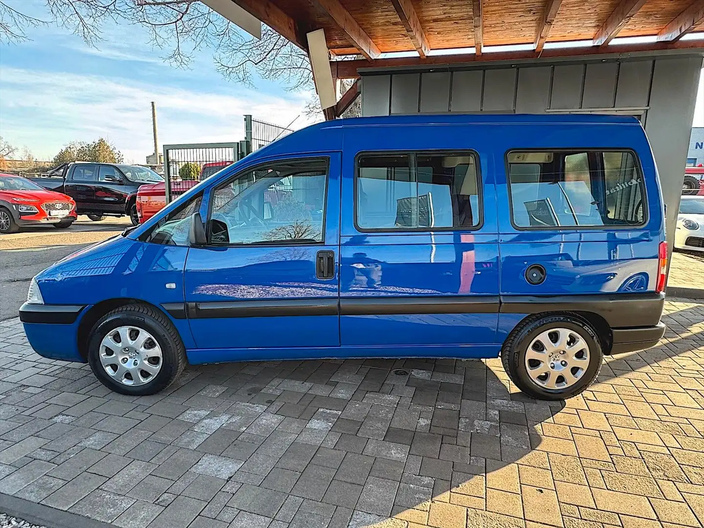 Vehicle image, number 8