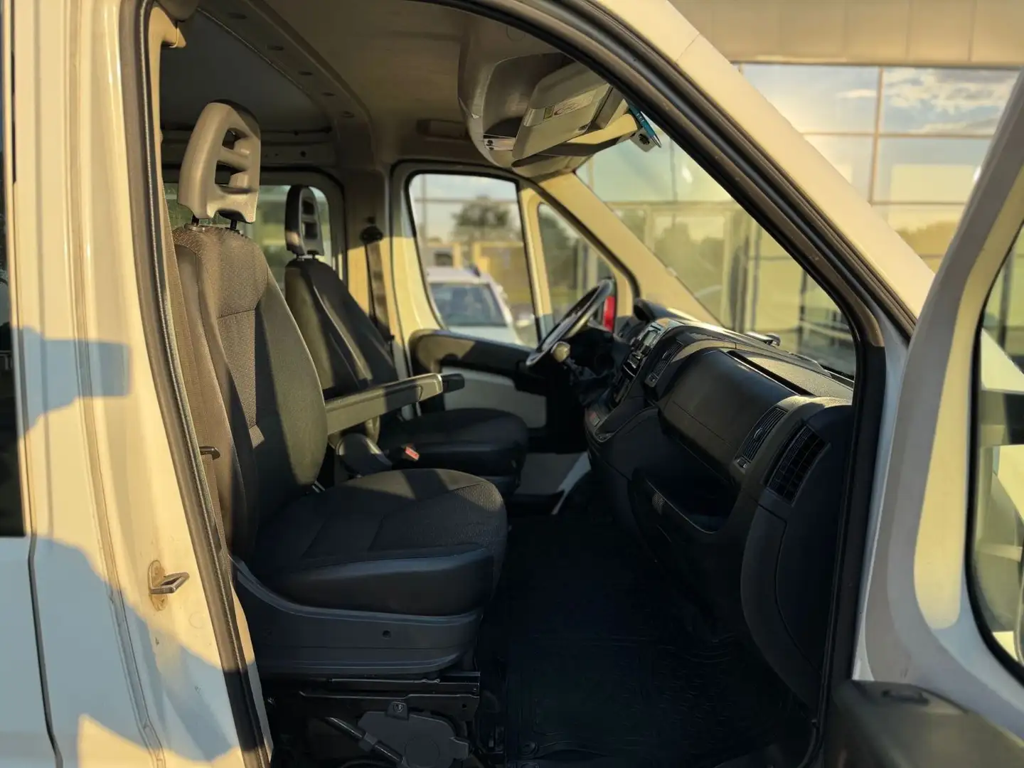 Vehicle image, number 8