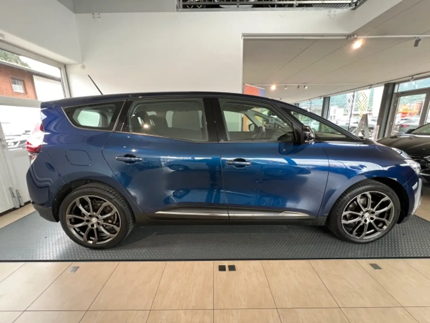 Vehicle image, number 4