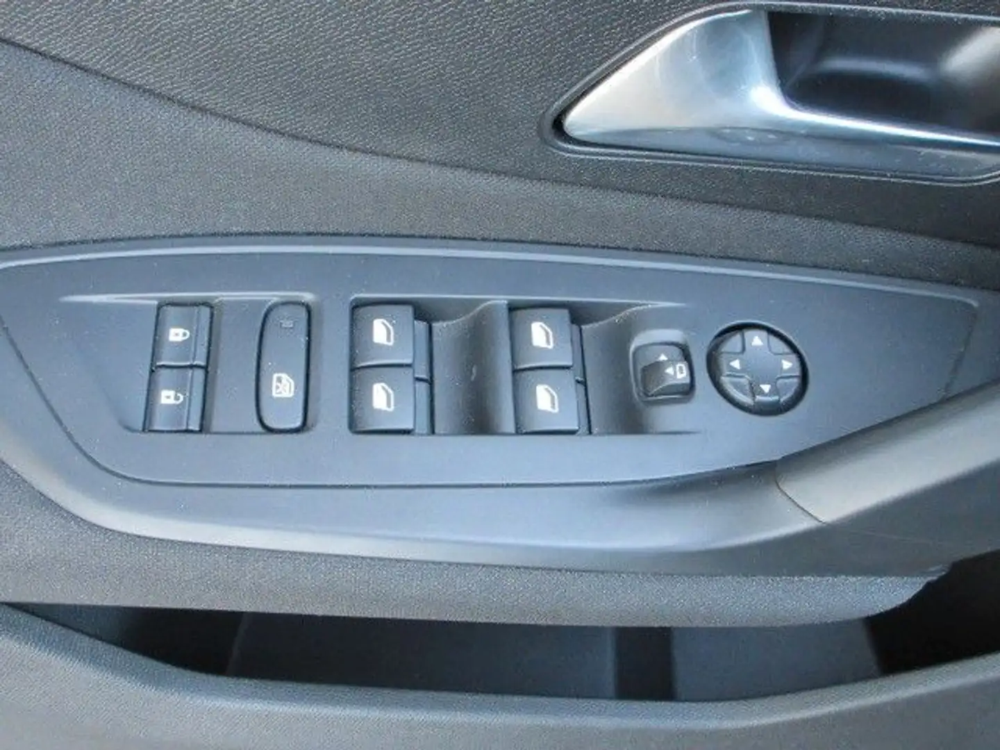 Vehicle image, number 16