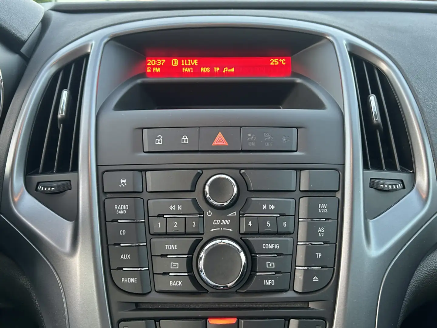 Vehicle image, number 12