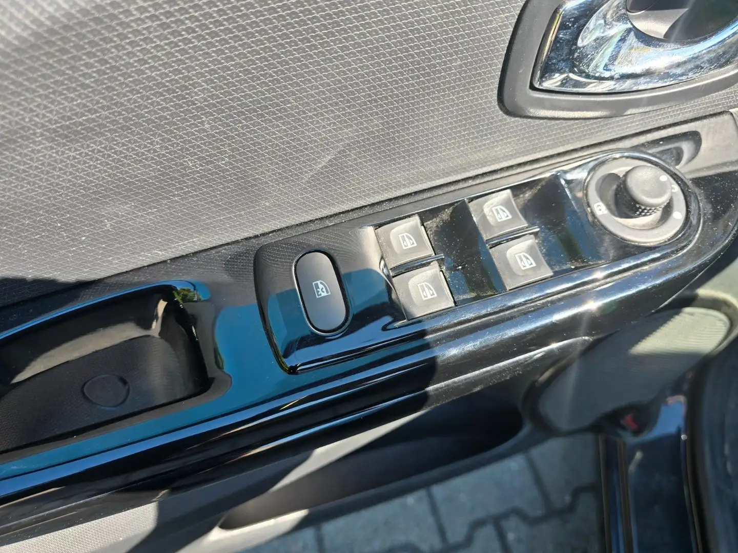 Vehicle image, number 12