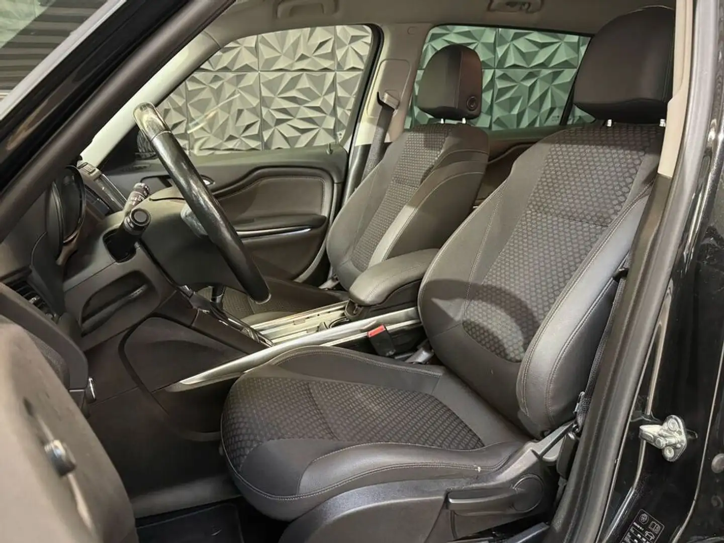 Vehicle image, number 6