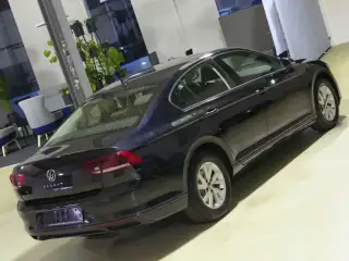 Vehicle image thumbnail, number 3