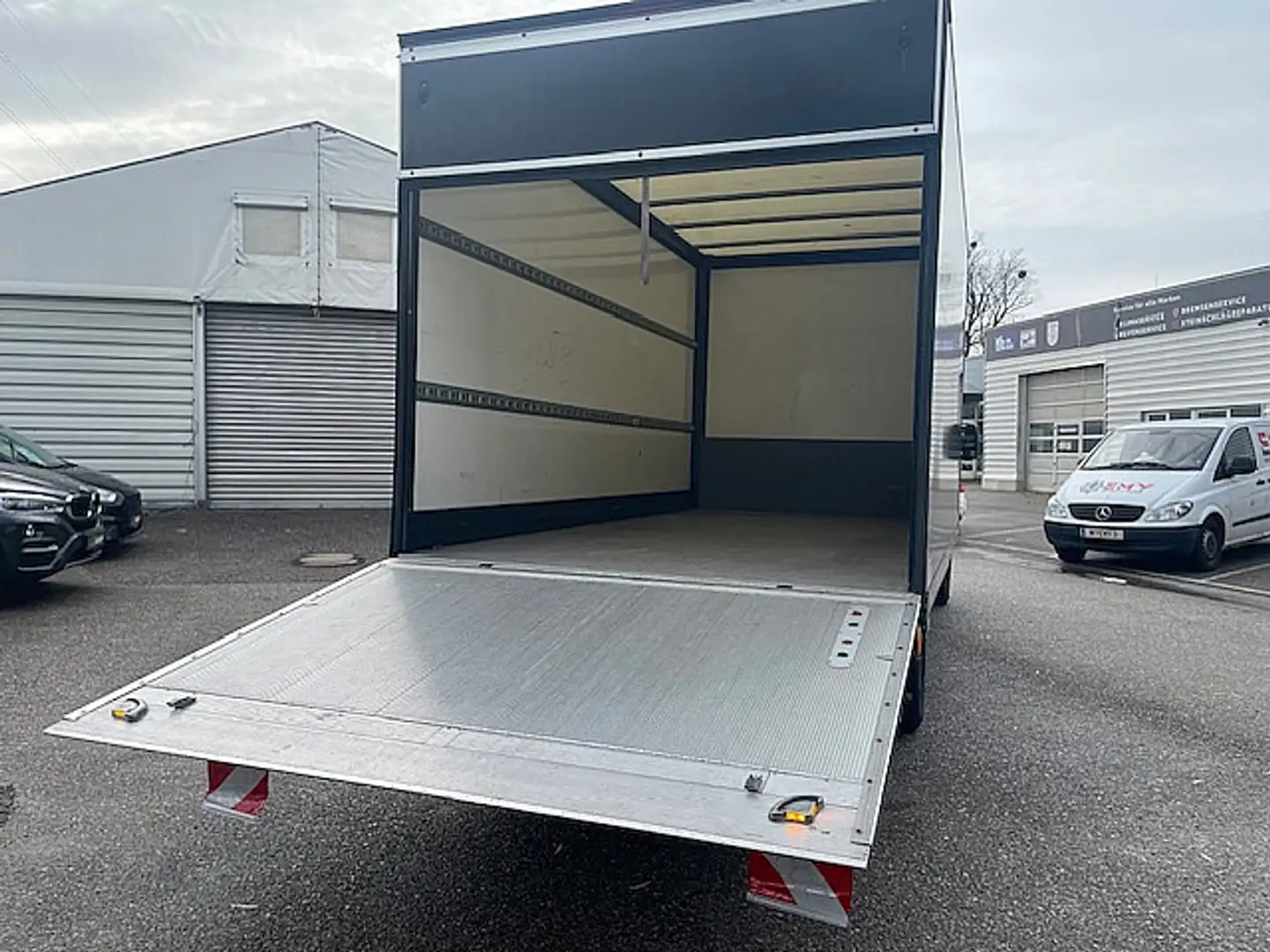 Vehicle image, number 8