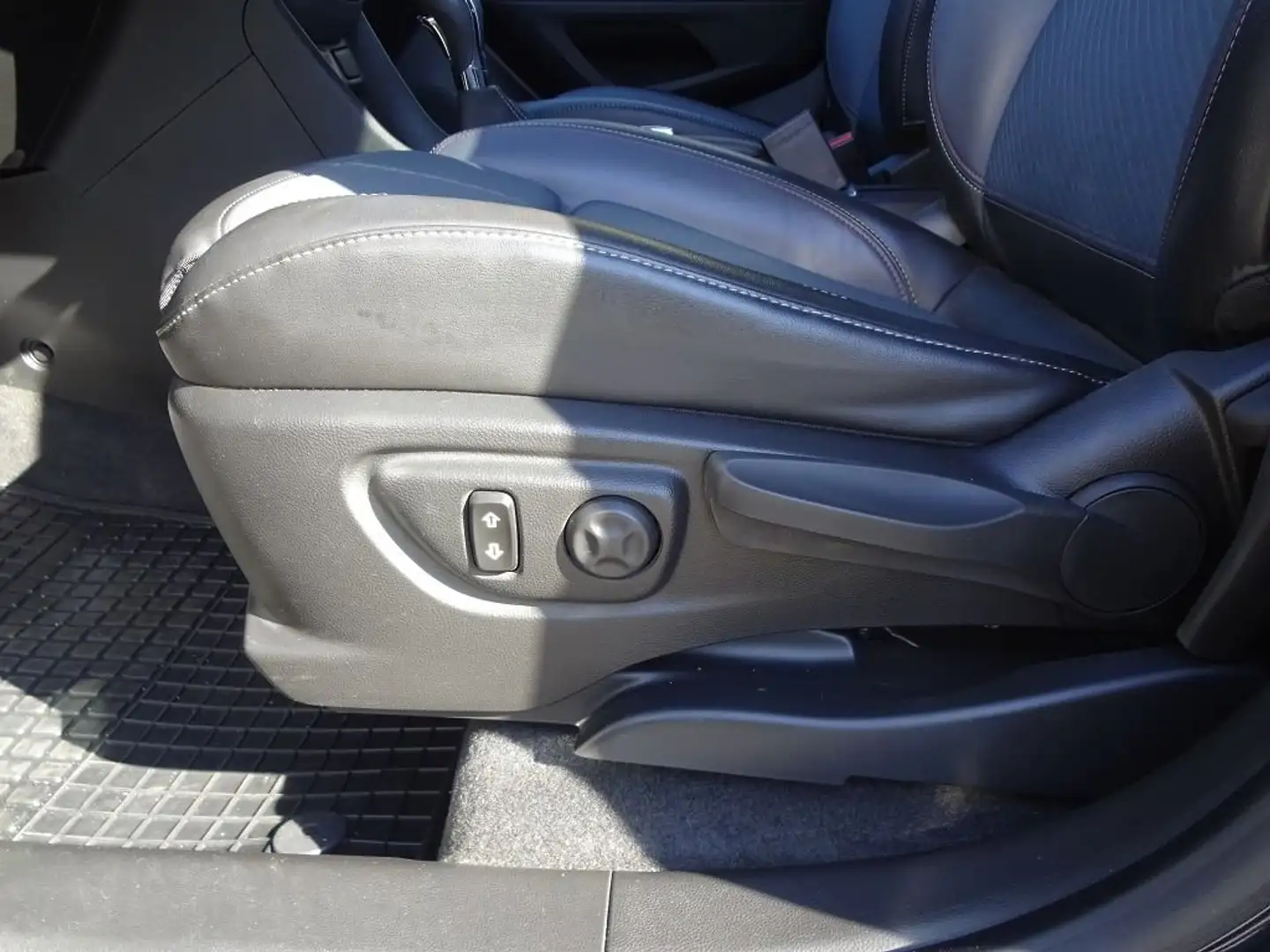 Vehicle image, number 12