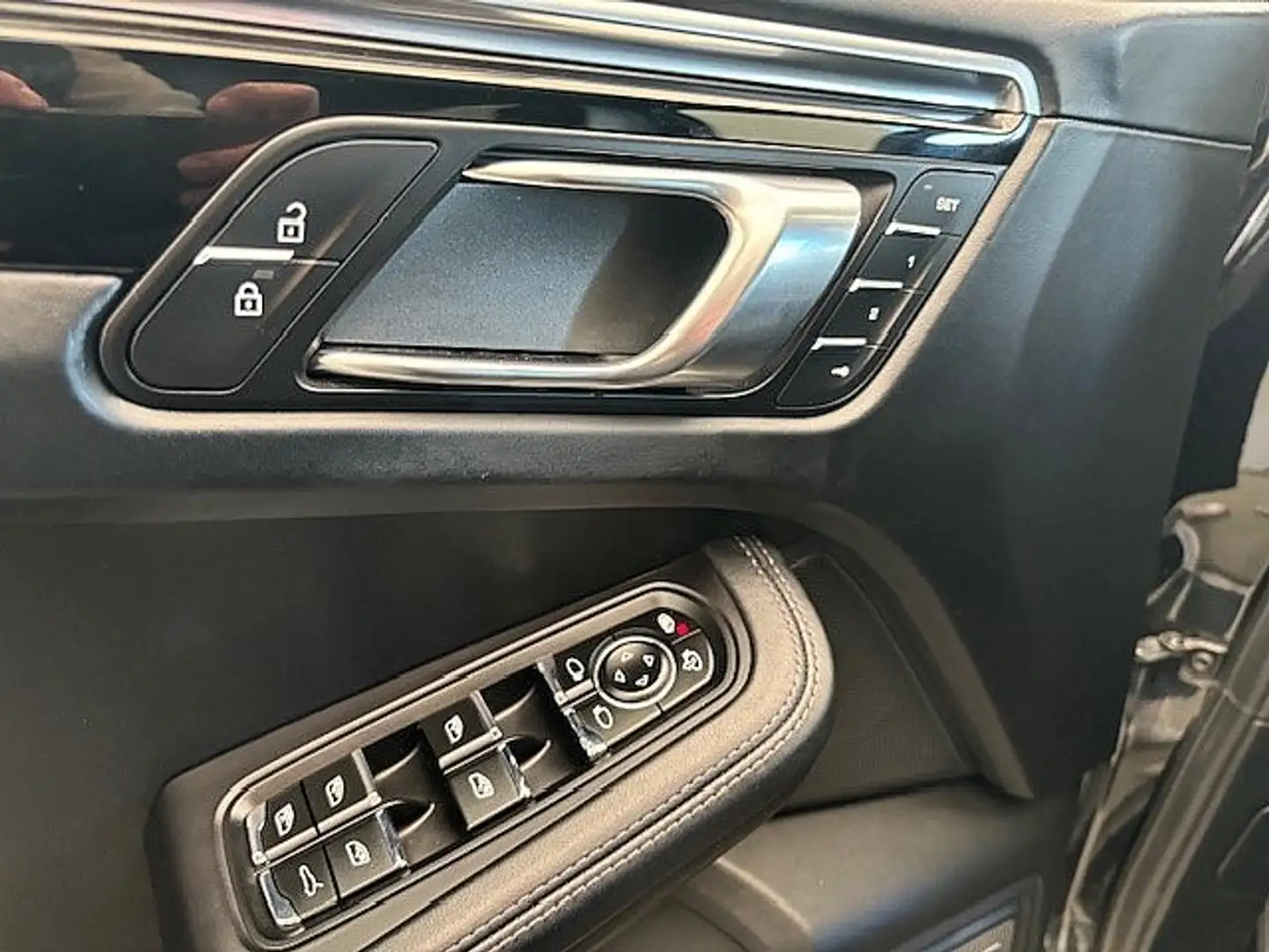 Vehicle image, number 6