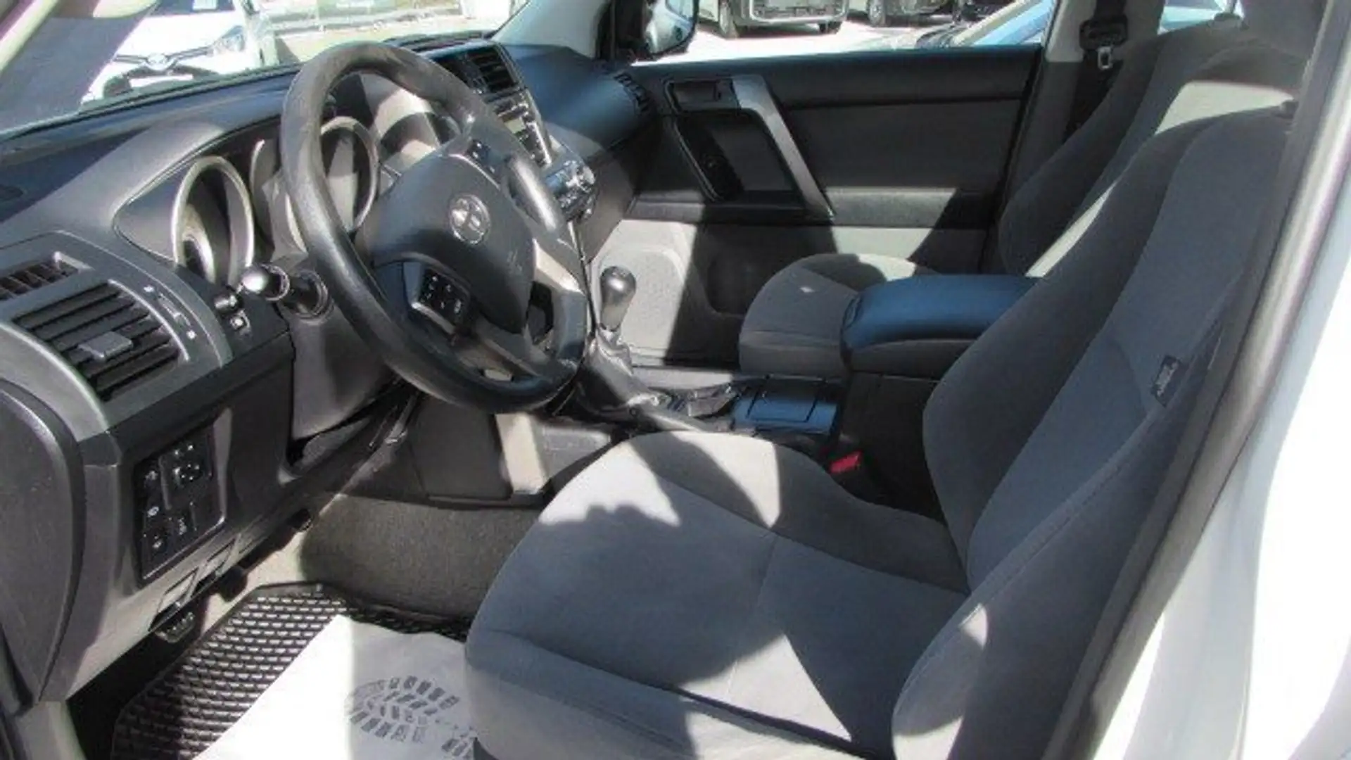 Vehicle image, number 12