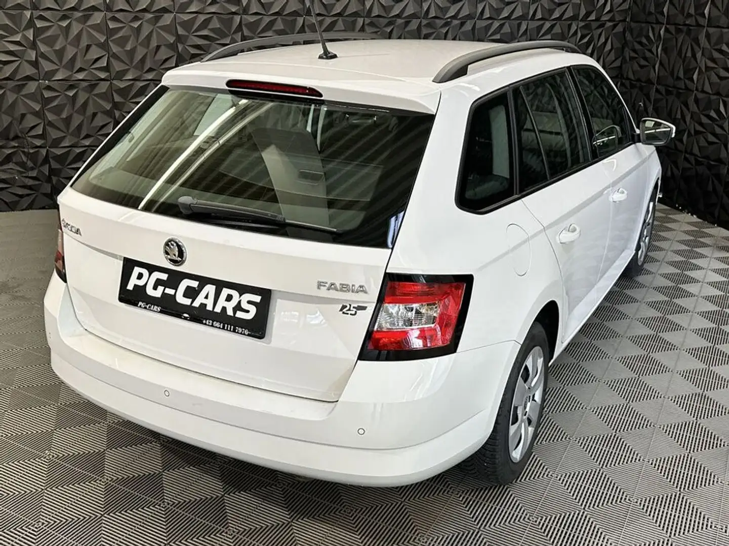 Vehicle image, number 12