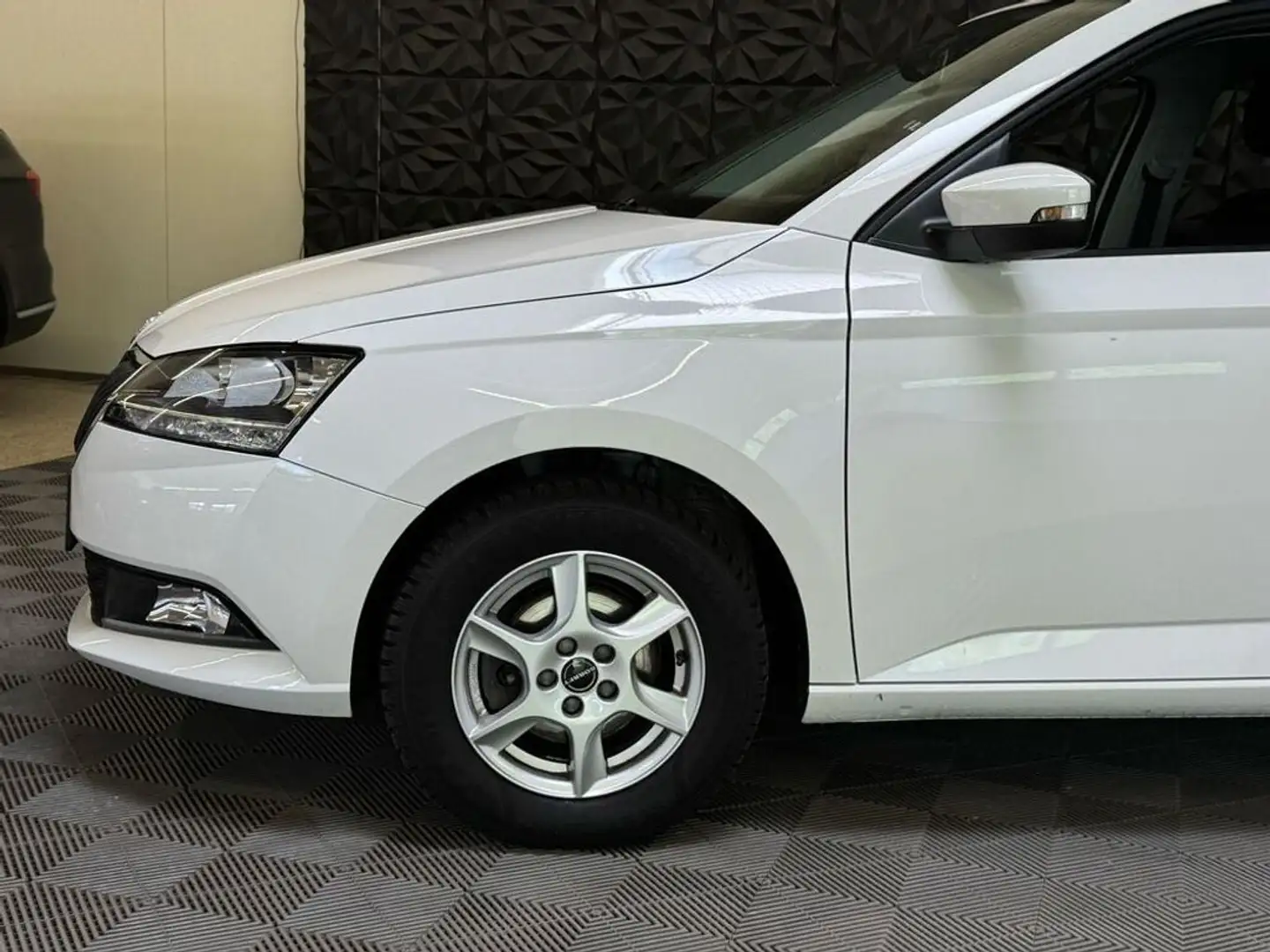 Vehicle image, number 4