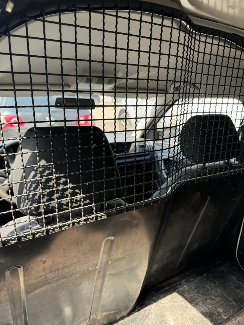 Vehicle image, number 12