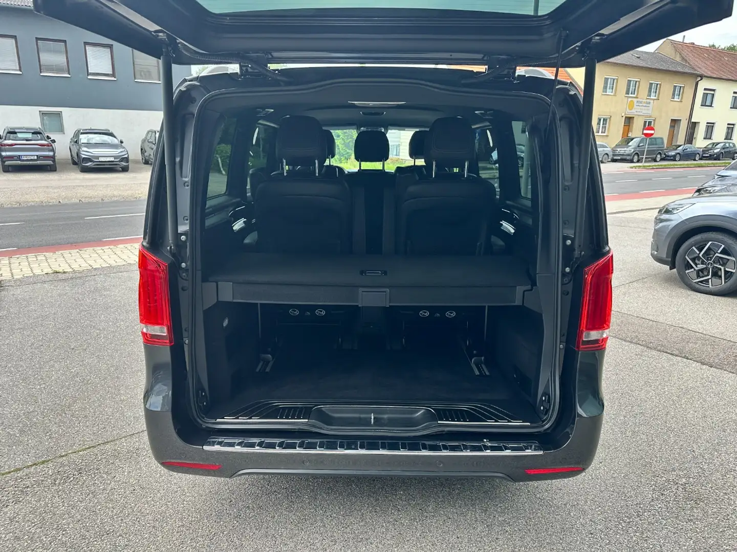 Vehicle image, number 8