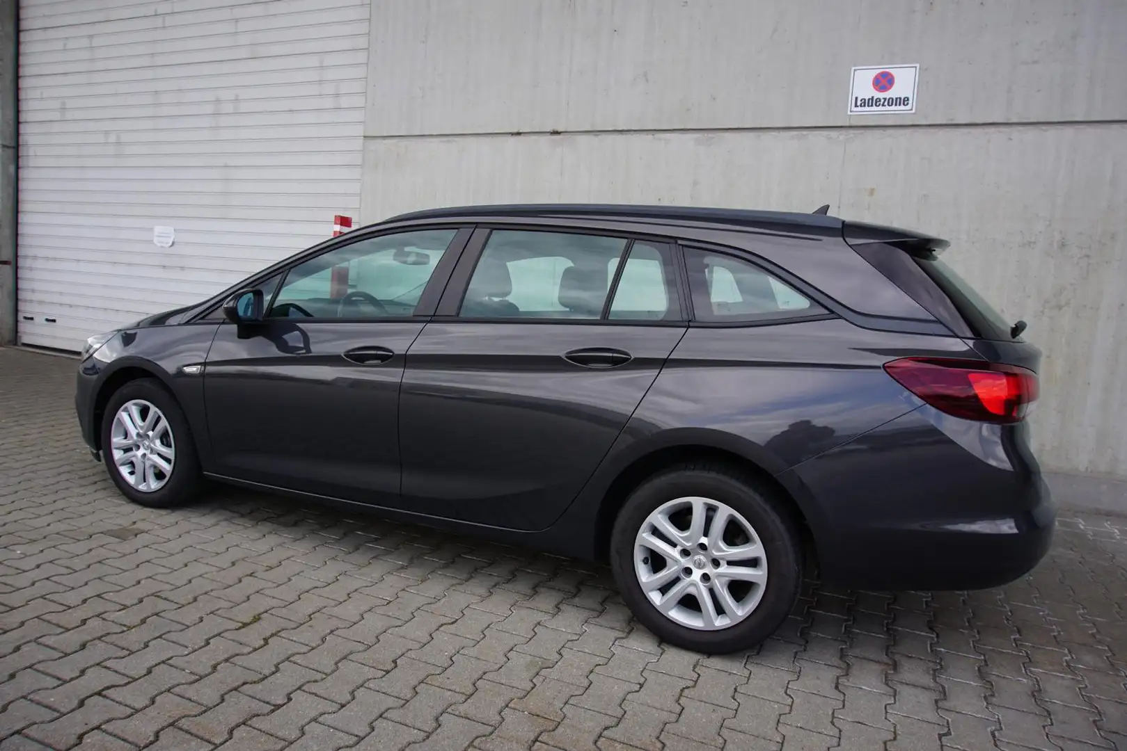 Vehicle image, number 6