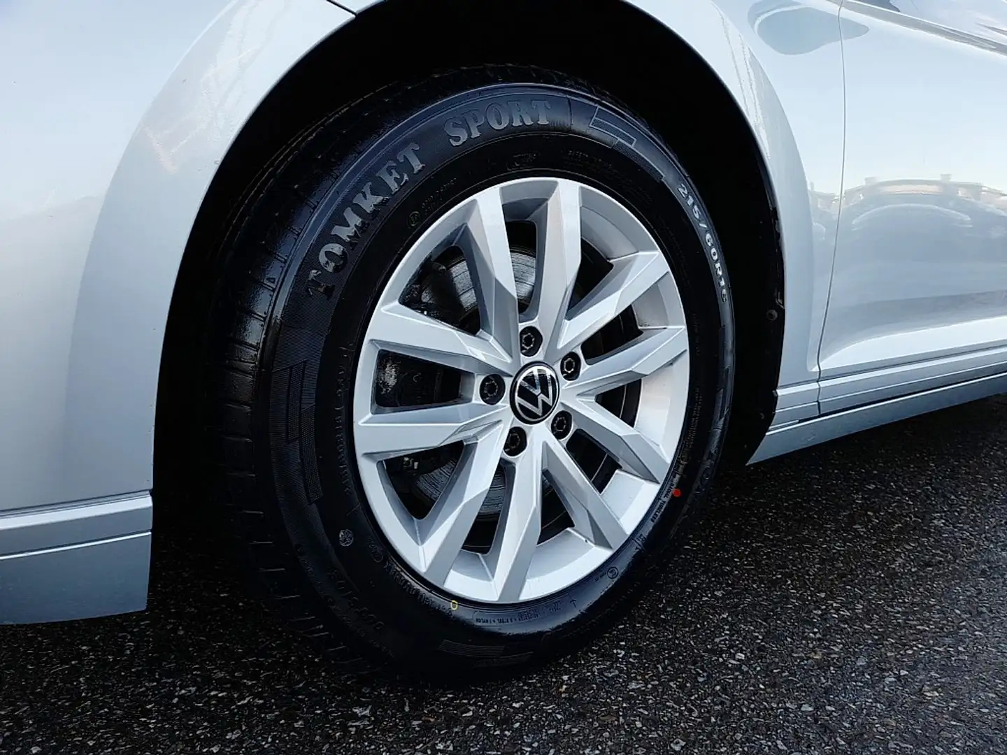 Vehicle image, number 16