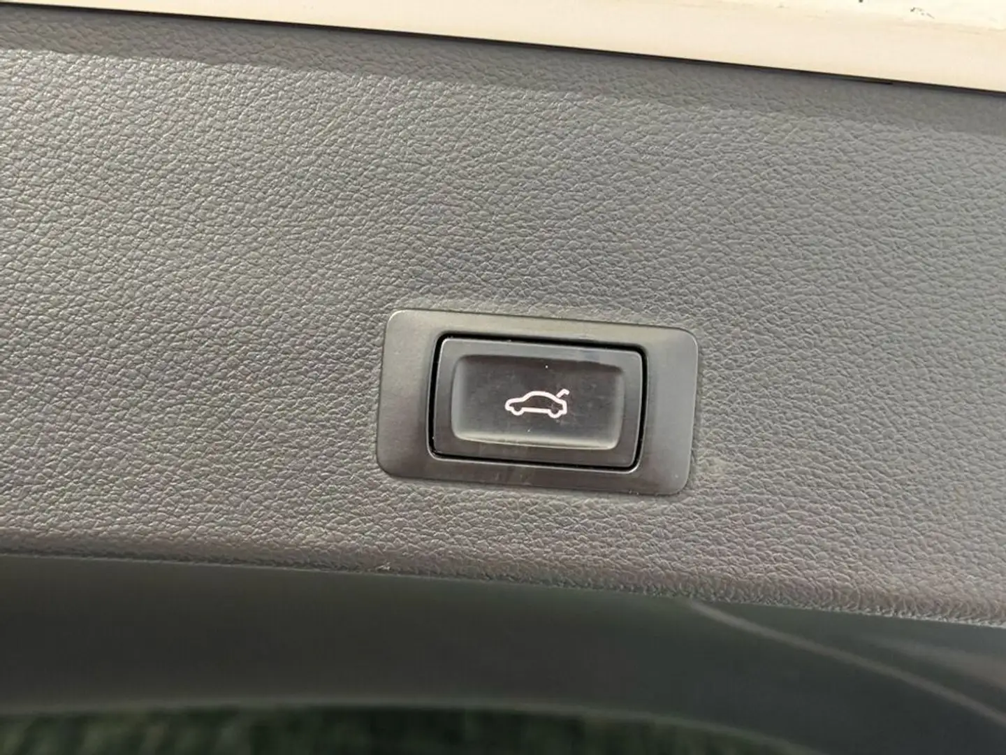 Vehicle image, number 12